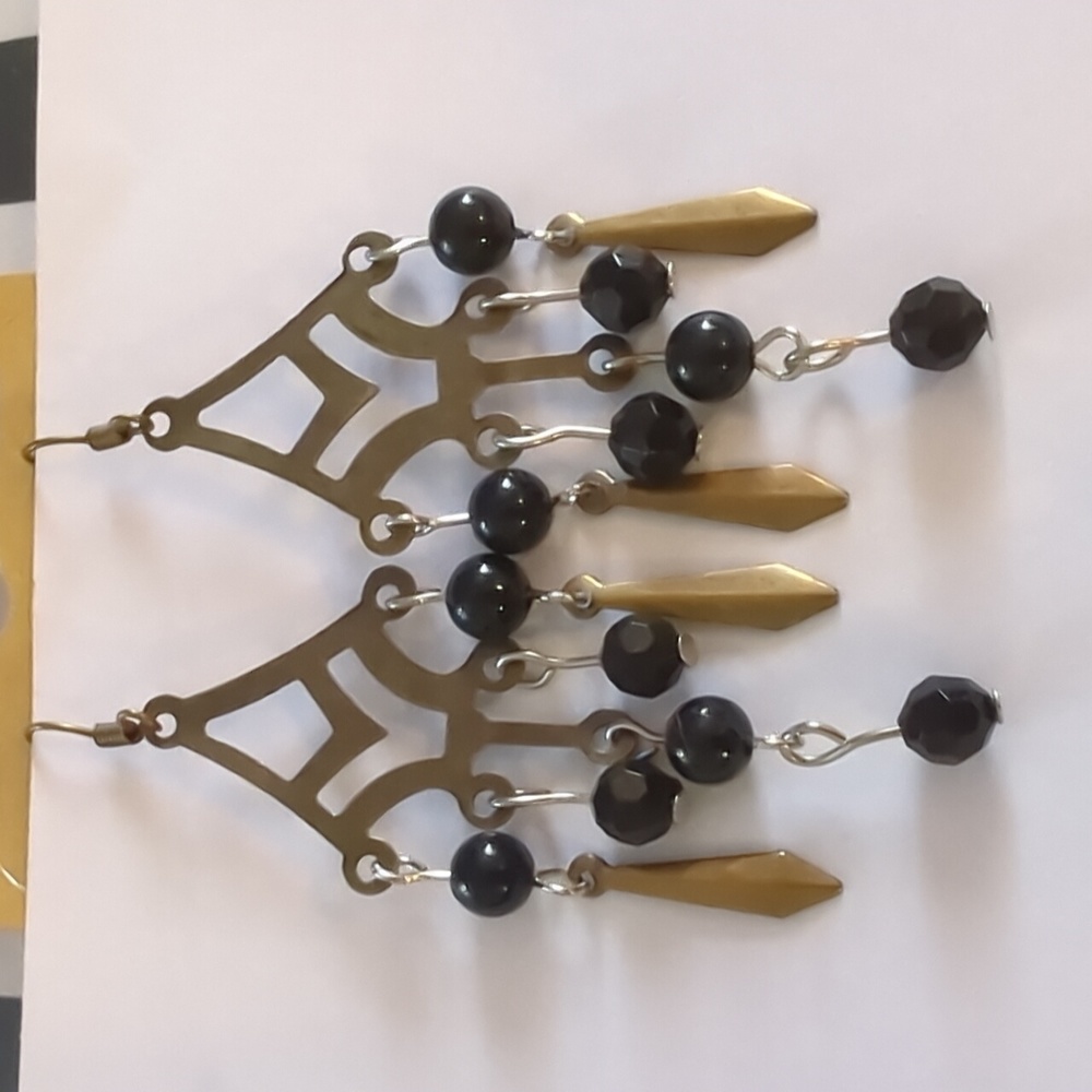 Dangle earrings with beads